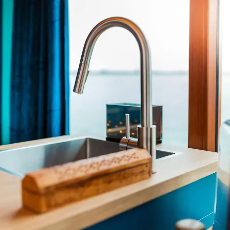 Romantic, Sailable Harbor Lodge, In A Beautiful Location In Tekne Harderwijk
